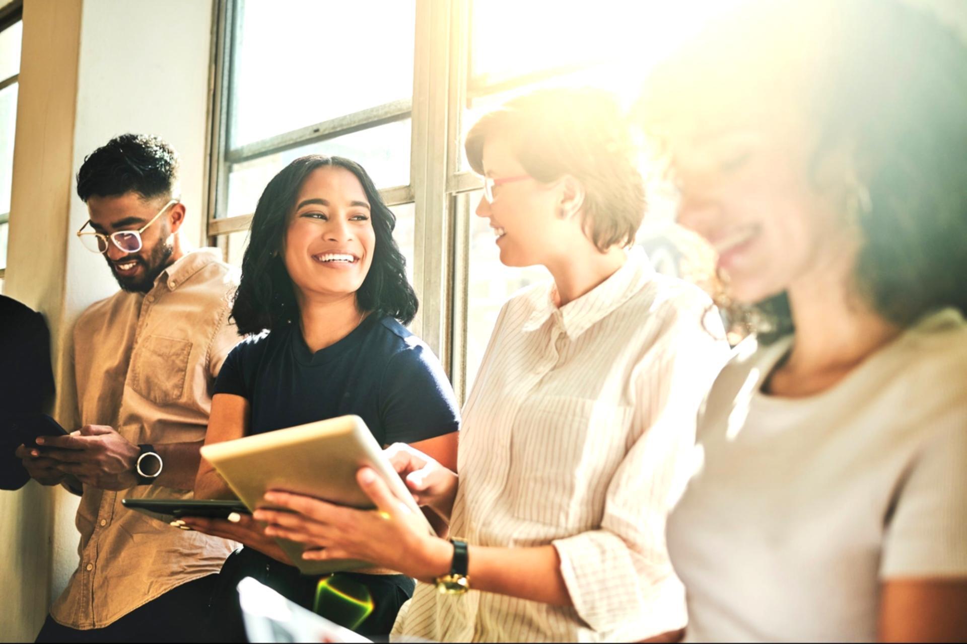 Bureau de travail collaboratif avec documents financiers